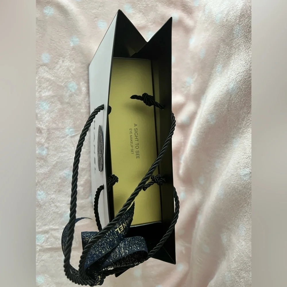 CHANEL• Eye Essential Set Holiday Gift set